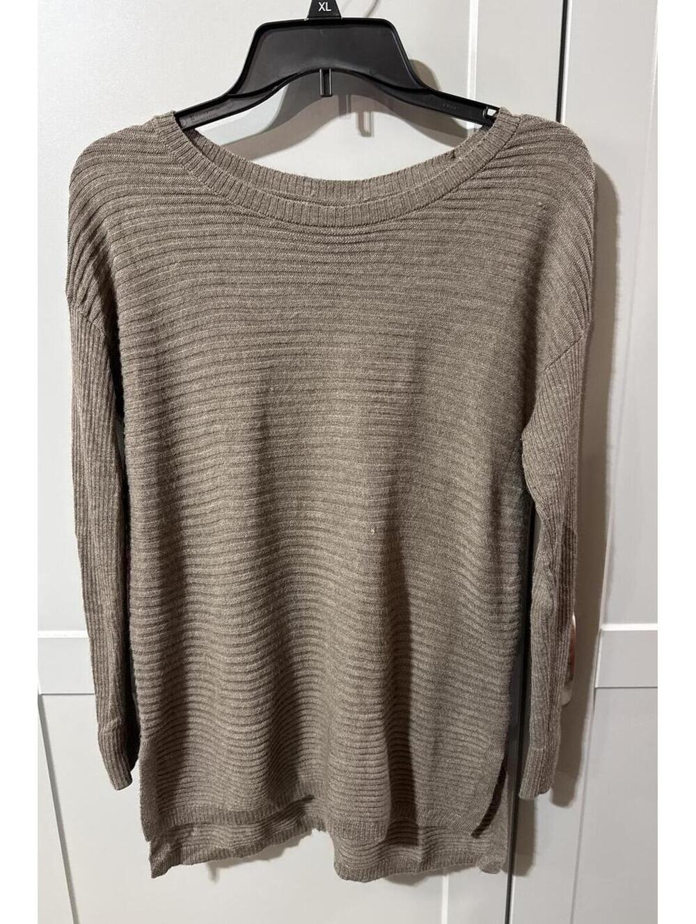 Tahari Medium Taupe Ribbed Button-Back Sweater - Cozy & Chic!